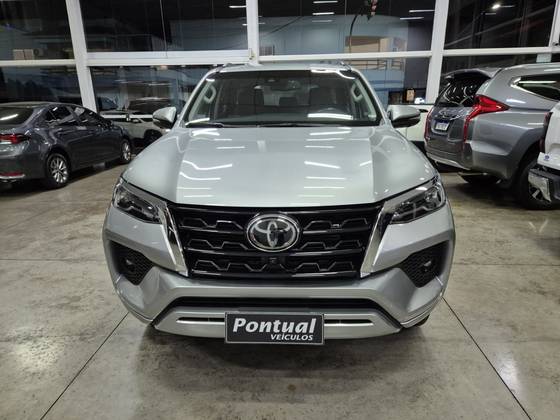 TOYOTA HILUX SW4 2.8 D-4D TURBO DIESEL SRX 4X4 AUTOMÁTICO